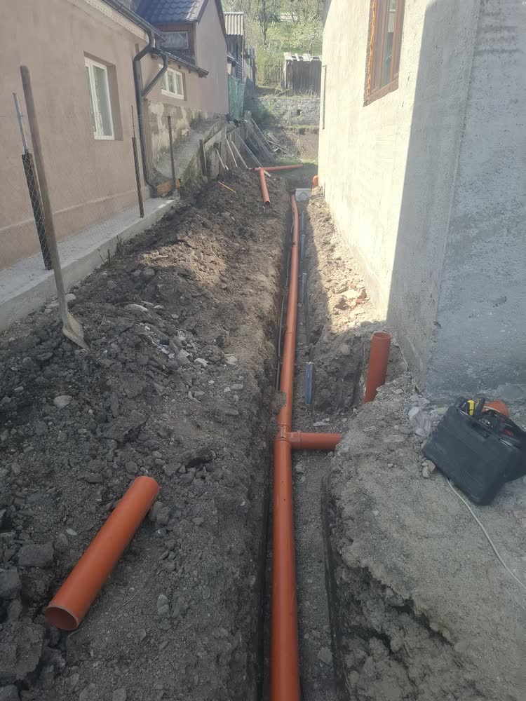 Tuburile de canalizare montate în șanț, cu ramificațiile la locul lor.