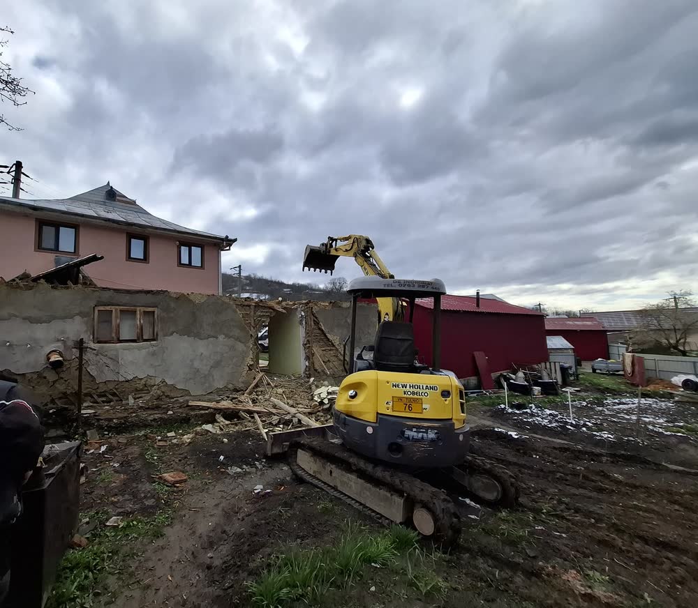 Demolarea unei anexe vechi, bucată cu bucată, cu miniexcavatorul.
