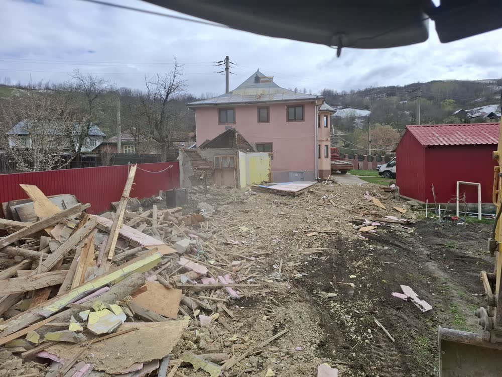 Molozul strâns într-un singur loc, gata de încărcat în camion.