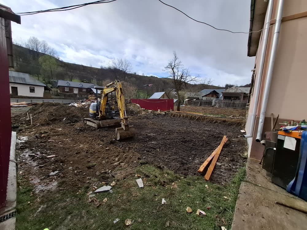 Terenul curățat și nivelat după ce a fost scoasă construcția.