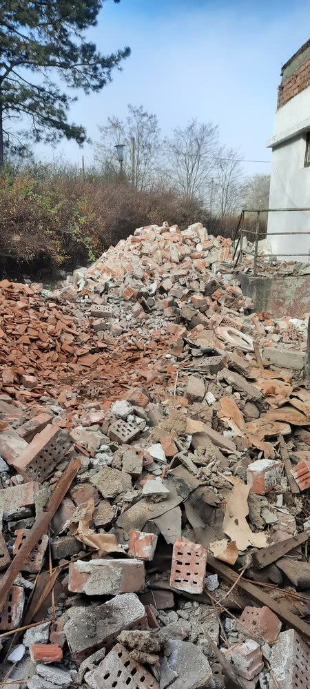 Grămada de cărămidă și moloz, după demolare.