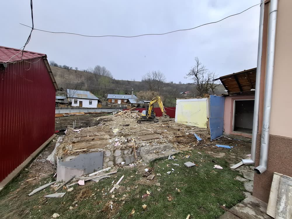 Curtea eliberată după demolare, cu resturile strânse pe margine.