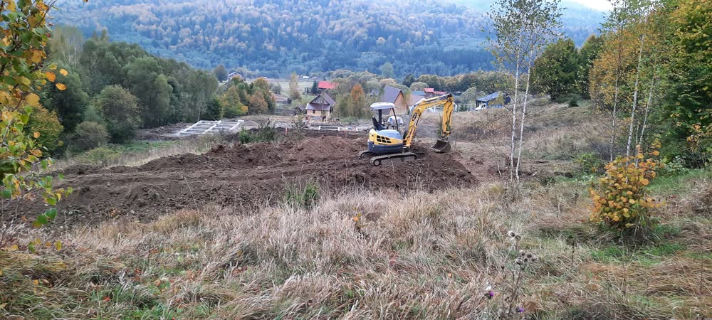 Teren în pantă, curățat și adus la nivel.