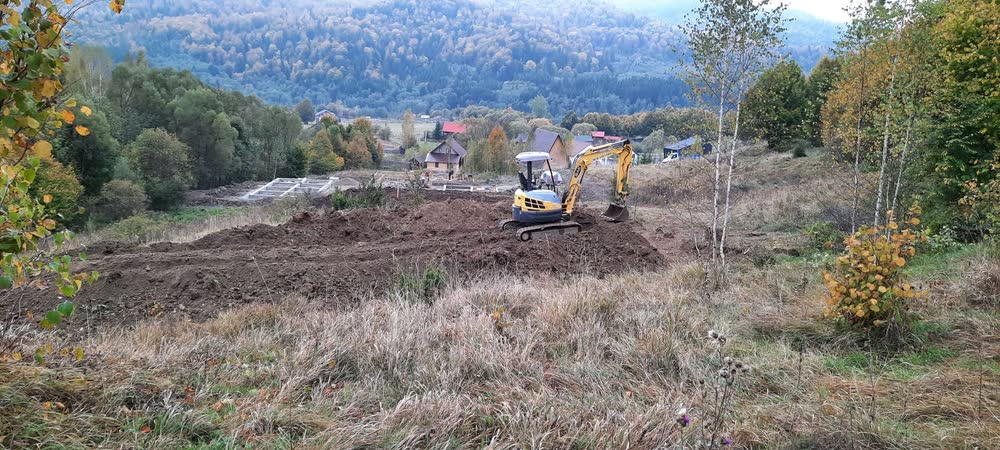 Același teren, văzut din celălalt capăt.