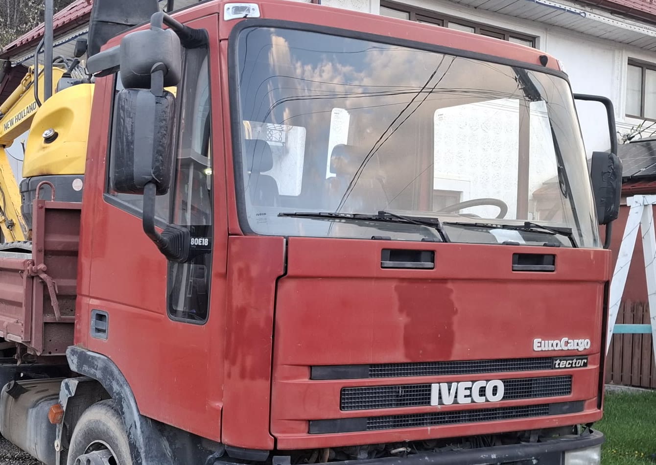 Camionul IVECO EuroCargo 80E18 tector, basculabil, cu miniexcavatorul în bena